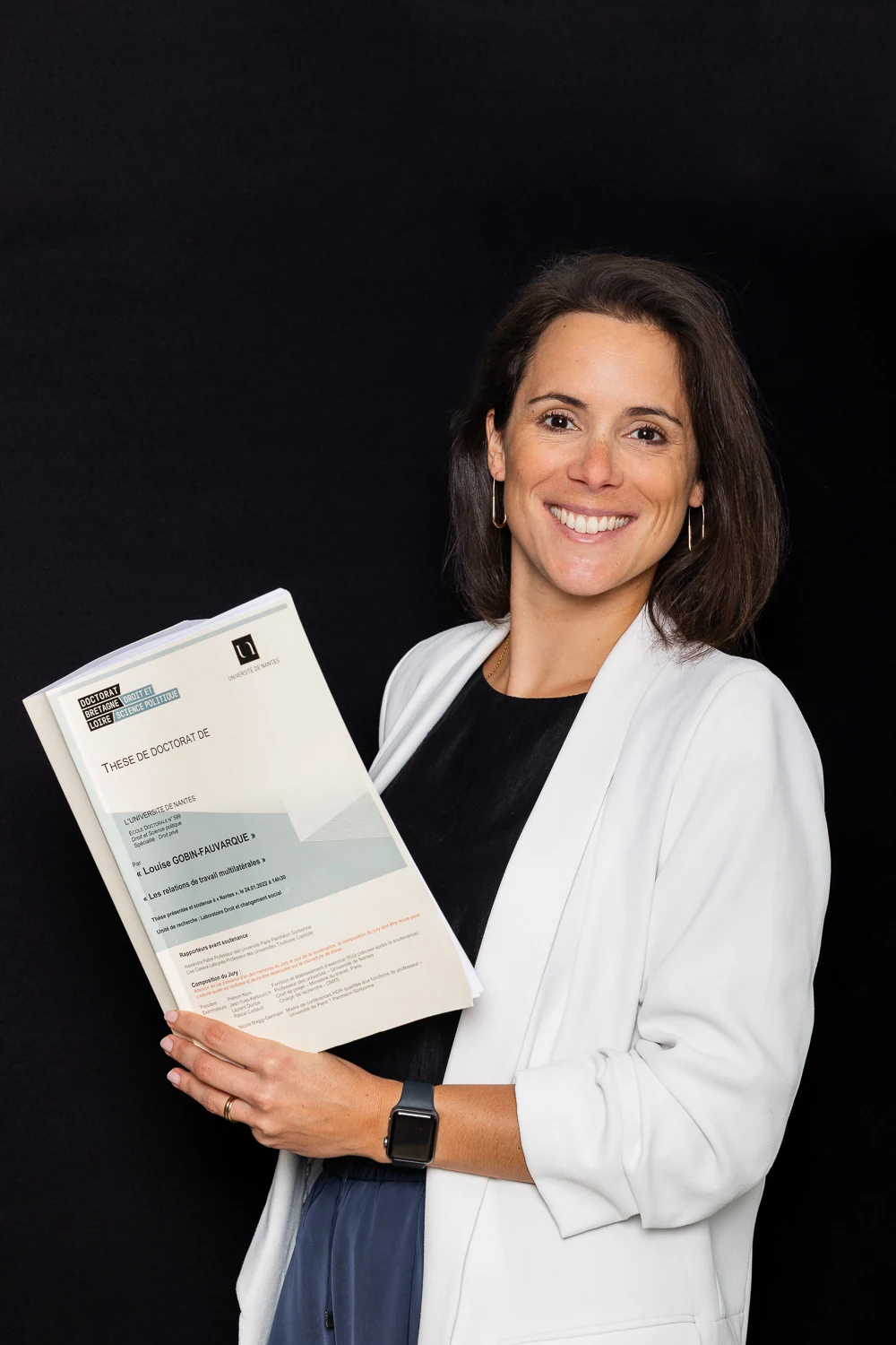 Louise Fauvarque tenant sa thèse de doctorat